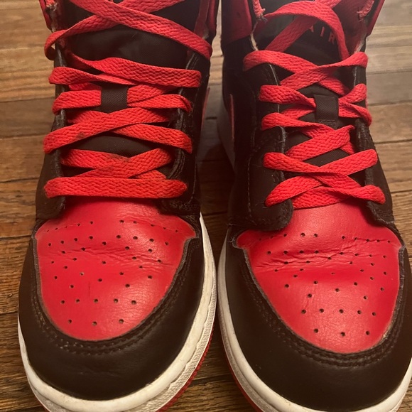 Nike Air Jordan 1 Mid Athletic Shoe Youth Size 6Y DQ8423-060 Black Red White - Picture 2 of 6